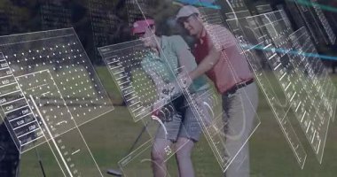 Kadın ve erkek yürüme sahasında yürür, holografik çizelgeleri, göstergeleri ve para tablosunu analiz ederler. Açık hava, eğlence, teknoloji, işbirliği, yenilik, manzara, profesyonel