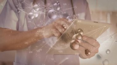 Doktor steteskopla tableti tıklatırken dijital moleküller ve ağ hatları masanın üzerinde yüzüyor. Tıbbi, sağlık, teknoloji, yenilik, profesyonellik, araştırma, teşhis