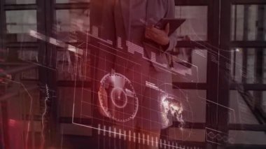 İş kadını elinde tablet tutuyor, veri tablolarını, grafiklerini ve dünya haritasını inceliyor. Gelecekçi, kurumsal, yenilikçi, dijital, analitik, gösterişli, profesyonel