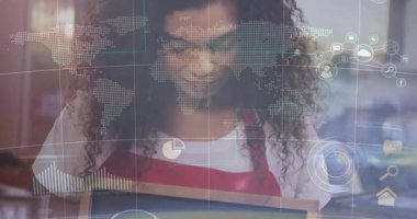 İş yerinde gülümseyen bir kadın, UI örtülerini harita, grafik, kod ve bulut simgeleriyle sunuyor. Teknoloji, yenilik, dijital, veri, iletişim, profesyonel, modern