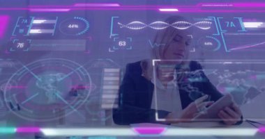 İş kadını teknoloji ofisinde tablet tıklatıyor holografik çizelgeler, çubuk grafikler, DNA sarmalları sergiliyor. Teknoloji, yenilik, analitik, veri, kurumsal, gelecekçilik, dijital