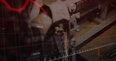 Erkek zanaatkar atölye tezgahında çekiç klempi, animasyon finans hattı çizelgesi ile birlikte. Zanaatkar, atölye, aletler, ahşap, el işi, sanayi