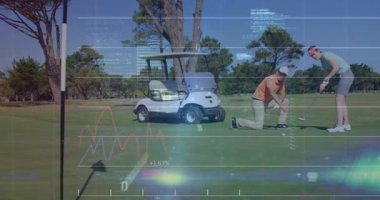 İki golfçü yeşil üzerine diz çöküp yüzen finans grafikleri ve kodları gösteriyor. Profesyonel, açık hava, canlı, boş zaman, stratejik, işbirliği, teknoloji