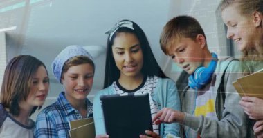 Teknoloji sınıfında işbirliği yapan bir grup öğrenci tablet ekranın etrafında yüzen kodlarla birlikte. Gençler, eğitim, yenilik, dijital, takım çalışması, modern, yaratıcılık