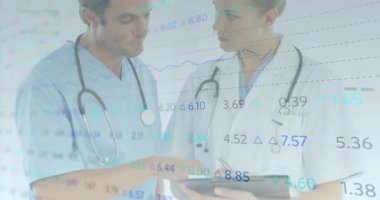 Steteskoplu doktorlar klinikte sayısal verileri tartışıyorlar, mavi çizgi grafikleriyle. Tıbbi, sağlık, analitik, teknoloji, profesyonel, tanı, yenilik