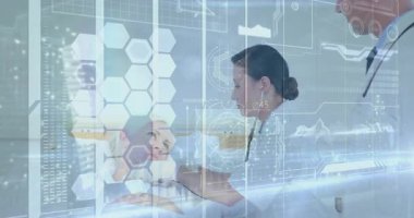 Kadın doktor hastane yatağında steteskop kullanarak hastayı muayene ediyor, altıgen veri örtüşmeleri gösteriyor. Tıbbi, sağlık, teknoloji, tanı, klinik, modern, profesyonel