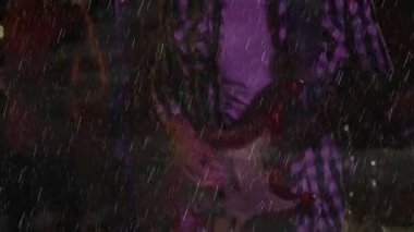 Kayıt odasındaki stüdyo mikrofonlara şarkı söyleyen müzik işbirlikçileri animasyon yağmur örtüsü gösteriyor. Vokalistler, işbirliği, kayıt, stüdyo, ses, müzik, performans