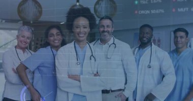 Sağlık ekibi koridorda dikilen önlükler giyerek finansal kalp işaretleri sergiliyor. Tıp uzmanları, işbirliği, modern klinik, sağlık sektörü, analitik, takım çalışması, teşhis araçları