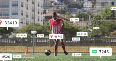 Erkek futbolcu şehir sahasında topu kontrol ediyor, sohbet baloncuklarıyla spor teknolojisi sergiliyor. Sporcu, oyun, dijital, spor, açık hava, canlı, rekabetçi