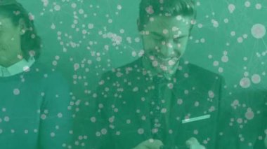 Teknoloji stüdyosundaki akıllı telefonların içeriğini paylaşan üç meslektaş yüzen ağ örtüsü sergiliyor. Bağlantı, işbirliği, dijital, iletişim, teknoloji, yenilik, sosyal