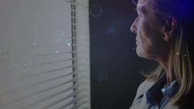 Üst düzey kadın jaluzilerden bakıyor, HUD grafiklerini ve teknik veri hatlarını örtüyor. Zarif, iç gözlemci, gelecekçi, teknoloji, yenilik, çalışma alanı, profesyonel