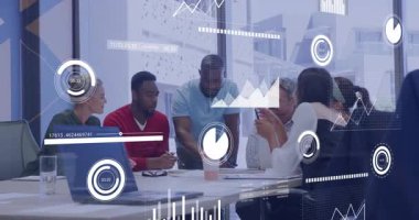 İş toplantısına katılan ofis ekibi konferans masasında canlı veri tabloları gösteriyor. Profesyonel, takım çalışması, yenilik, modernlik, veri, iletişim, üretkenlik