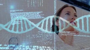Kadın, biyoteknoloji laboratuvarında holografik arayüzle etkileşimde, yüzen kod ve DNA sarmalı gösteriyor. Fütüristik, teknoloji, yenilik, dijital, bilim, akademik, arayüz