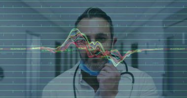 Erkek doktor hastane koridorundaki cerrahi maskeyi ayarlıyor, sağlık verileri ile şebekeyi örtüyor. Tıbbi, sağlık, tanı, analitik, modern, profesyonel, klinik