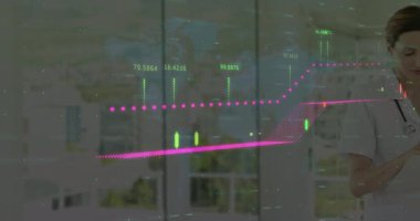 Animasyon dünya haritası ve çizgi grafiğini gösteren, panoya not yazan bir kadın doktor. Tıbbi, sağlık, profesyonel, modern, klinik, tanı, analiz