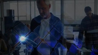 Takım iş ofisinde işbirliği yapıyor, üyeler dizüstü bilgisayara notlar yazıyor, dijital UI 'yı gösteriyor. İşbirliği, takım çalışması, yenilik, modernlik, teknoloji, profesyonellik, planlama