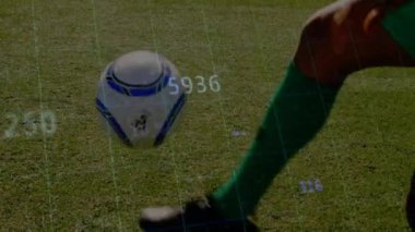 Erkek futbolcu çim sahada antrenman yapıyor, spor analitiğini ızgara ölçüleriyle örtüyor. Sporcu, spor, açık hava, spor, teknoloji, performans, eğitim
