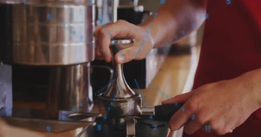 Barista 'nın elleri, kahve tellerini metal karıştırıcıyla sıkıştırıyor ve şebeke örtüsünü gösteriyor. Zanaat, içecek, zanaat, kesinlik, modern, endüstriyel, tazelik