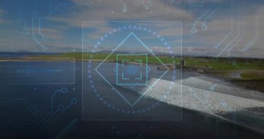 Dijital HUD hedefleme arayüzü kıyı insansız hava aracı görüntüsü üzerinde geziniyor, devre çizgileri ve parçacıkları gösteriyor. Fütürist, teknoloji, deniz, manzara, hava, arayüz, dijital