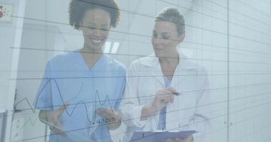 Klinik koridorunda basılı raporları analiz eden iki sağlık personeli ve çizgi grafikleri. Tıbbi, tanı, analiz, profesyonellik, klinik, iletişim, veri