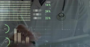Doktorun dokunmatik ekranla etkileşimi tıbbi verileri animasyon çubuğu grafikleri ve pasta grafikleriyle gösteriyor. Teknoloji, sağlık, analitik, yenilik, dijital, fütüristik, arayüz