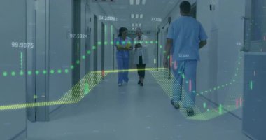 Sağlık ekibi hastane koridorunda yürüyor, klasör tablet steteskopla üst üste çizelgeleri gösteriyor. Tıbbi personel, klinik ekip çalışması, hastane koridoru, dijital sağlık, hasta bakımı, profesyonel işbirliği, sağlık teknolojisi