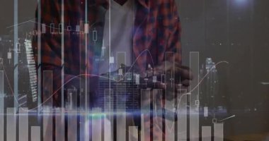 Finans ofisindeki tablette stilus kullanan adam, şamdan çubuklarını, çizgi grafiklerini ve verileri gösteriyor. Teknoloji, analitik, strateji, yenilik, profesyonel, modernite, iş