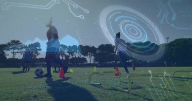 Çim sahada top süren kadın oyuncu, teknoloji analizleri için yüzen veri grafiklerini gösteriyor. Atletik, takım çalışması, açık hava, spor giyim, rekabet, fitness, çeviklik