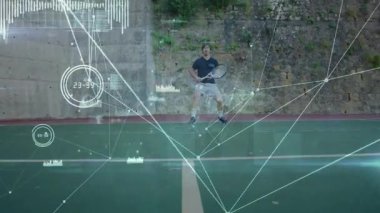 Olgun erkek sporcu tenis topunu sahaya geri getiriyor, dijital teknolojiyi sergiliyor. Atletik, spor, eğitim, modern, teknoloji, açık hava, aktif