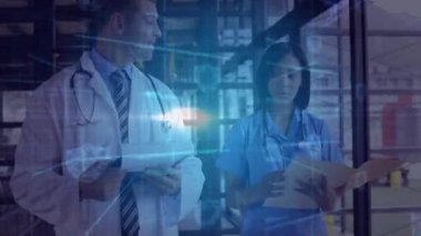 Hemşire hasta dosyalarını tutarken, doktor da kalkan simgesini sağlık verilerini güvence altına alıyor. Tıbbi, siber güvenlik, teknoloji, işbirliği, fütürist, profesyonel, veri