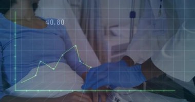 Erkek doktor, hastane odasında mavi eldivenli damar yolunu ayarlıyor. Yeşil veri grafiği örtüşüyor. Tıbbi, sağlık, analiz, teşhis, klinik, teknoloji, sağlık