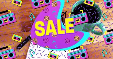 Masanın üzerinde parlayan tanıtım amaçlı SALE grafiği, neon retro şekiller ve kaset simgelerinin yer aldığı. Eski, canlı, neon, soyut, tipografi, çalışma alanı, eğlence