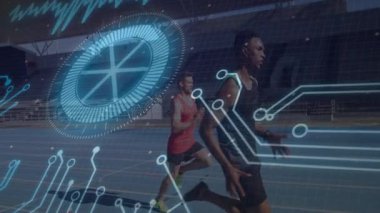 İki erkek sporcu, spor performans verilerini gösteren mavi HUD kaplamalarıyla pistte koşuyor. Sporcu, rekabet, teknoloji, fütürizm, enerji, hız, fitness