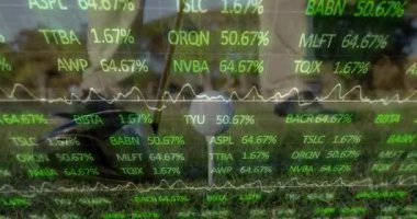 Golf topu golf sahasında sergilenirken, üç boyutlu borsa saatleri yeşil çimenler üzerinde akıyor. Spor, finans, açık hava, teknoloji, yatırım, pazar, strateji