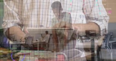 Açık-plan ofisindeki iş arkadaşları, belgeleri gözden geçiriyorlar, telefonla konuşuyorlar, hisse senedi grafiklerini gösteriyorlar. İşbirliği, finans, veri analizi, takım çalışması, profesyonel, üretkenlik, modern