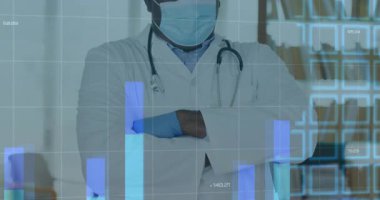 Klinikte steteskop takarak dijital haritayı ve çizelgeleri inceleyen kıdemli erkek doktor. Tıbbi profesyonel, sağlık, dijital sağlık, veri analizleri, yenilik, klinik, teknoloji