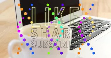 Açık dizüstü bilgisayarın yanında duran kahve fincanı, altıgen konfetisi neonla yüzüyor. Minimalist, modern, enerjik, üretkenlik, teknoloji, çalışma alanı, kutlama