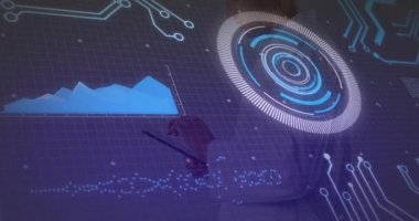 Stylus 'u olan bir adam, laboratuarda holografik arayüzle etkileşime geçiyor. Alan şeması ve radyal UI gösteriyor. Teknoloji, yenilik, arayüz, fütüristik, veri görselleştirme, yüksek teknoloji, dijital