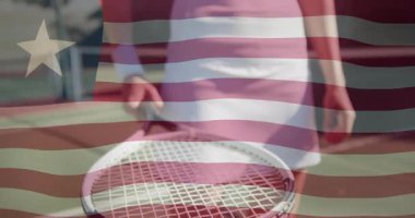 Tenis kortunda ayakta duran tenis raketi tutan kadın sağlığını animasyon bayrağıyla örtüyor. Sporcu, spor, fitness, vatanseverlik, açık hava, canlı, kararlı