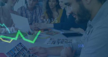 Sakallı adam pazarlama toplantısında iletişim kağıtlarını inceliyor, yeşil çizelge ve% 65 'i yüzüyor. İşbirliği, beyin fırtınası, raporlama, modernlik, üretkenlik, analitik, takım çalışması