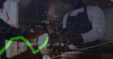 İki meslektaş ahşap masanın üzerinde el sıkışıyor, telefonu tutuyor ve yüzen finans grafiği sergiliyor. İşbirliği, profesyonellik, ağ oluşturma, şirket, ortaklık, büyüme, iş geliştirme