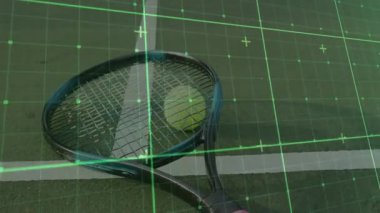 Tenis raketi yeşil sahada köşegen olarak sergilenirken, şebeke parlatma topuyla birlikte. Ekipman, spor, atletizm, rekabet, fitness, eğitim, geometrik