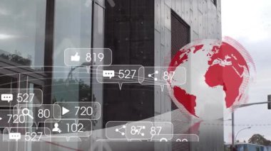 Sosyal medya simgelerini ve dünya haritasını gösteren dijital örtülü yansıtıcı ofis cephesi. Gökdelen, modern, mimari, teknoloji, kentsel, kurumsal, dijital