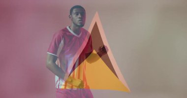 Spor reklamlarında düşük atletik duruş takınan, sarı geometrik üçgen kaplamalı bir adam. Atlet, spor giyim, dinamik, modern, aksiyon, enerji, fitness