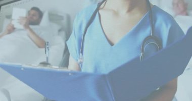 Hemşire, hastane odasındaki ağ taramasını animasyon izleme ve RTT çizelgeleriyle birlikte inceliyor. Tıbbi, sağlık, teknoloji, dijital, tanı, takım çalışması, klinik