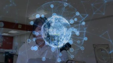 Laboratuvarda tableti inceleyen kadın teknisyen holografik küre ve yüzen ağ simgeleri. Bilim, yenilik, teknoloji, kesinlik, fütüristik, işbirliği, araştırma