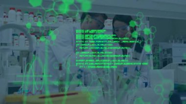 Laboratuvarda biyoloji deneyi yürüten bilim adamları altıgen animasyon grafikleri sergiliyorlar. Araştırma, yenilik, teknoloji, biyoteknoloji, analitik, hassasiyet, gelişme