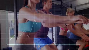 Spor salonundaki kardiyo makineleri üzerinde çalışan fitness grubu, animasyonlu ızgara izleme verileriyle birlikte. Egzersiz, sağlık, eğitim, modern, teknoloji, takım çalışması, canlılık