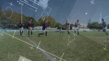 Rugby oyuncularından oluşan bir grup çimen sahası üzerinde koşuyor, spor analitiğini gösteriyor. Sporcular, takım çalışması, spor giyim, açık hava, spor, spor, rekabet, hareket