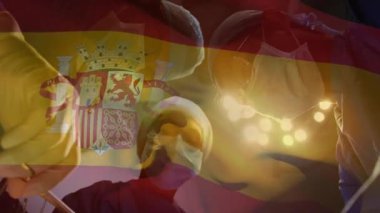Ameliyathanede ameliyat yapan tıbbi ekip canlandırmalı enstrüman ikonları ve İspanyol bayrağı kaplamalarıyla. Cerrahi, takım çalışması, sağlık hizmeti, profesyonellik, steril, klinik, hassasiyet